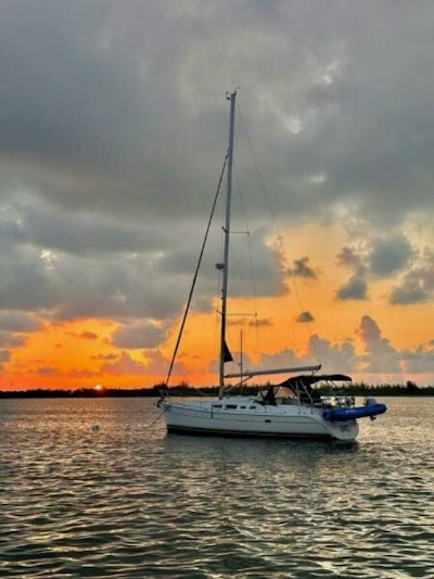 photo of 44' Hunter 2004