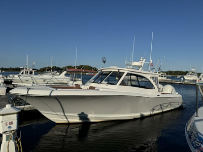 photo of 33' Southport 33 DC 2020