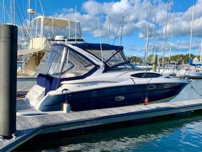 photo of 33' Regal 3360 Window Express 2006