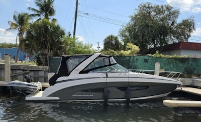 photo of 32' Regal 32 Express 2017