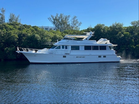 photo of 70' Hatteras 70 Cockpit 1998