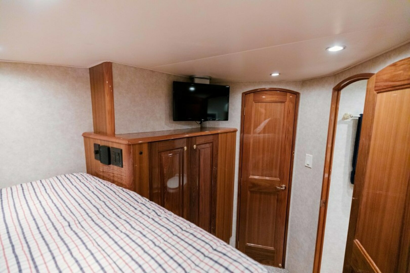 Viking-74 Enclosed Bridge 2006-KICKBACK Seattle-Washington-United States-2006 Viking 74 Convertible  KICKBACK-6169650 | Thumbnail