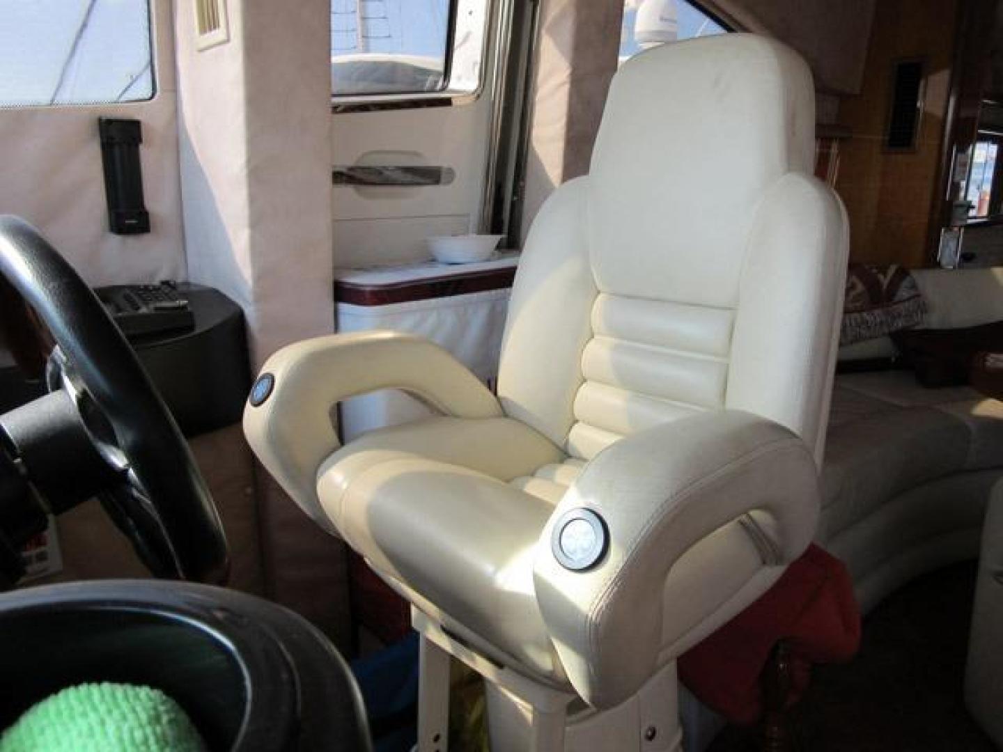 Sunseeker-Manhattan 64 2003-Dealership Fort Lauderdale-Florida-United States-Lower Helm Seat-376019 | Thumbnail