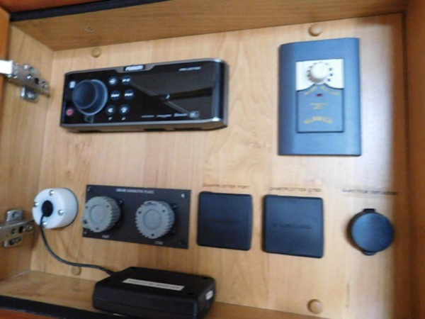 Sunseeker-Camargue Hard Top with Sunroof 2002-Hula Girl Stuart-Florida-United States-Stereo and Satellite Controls-1065749