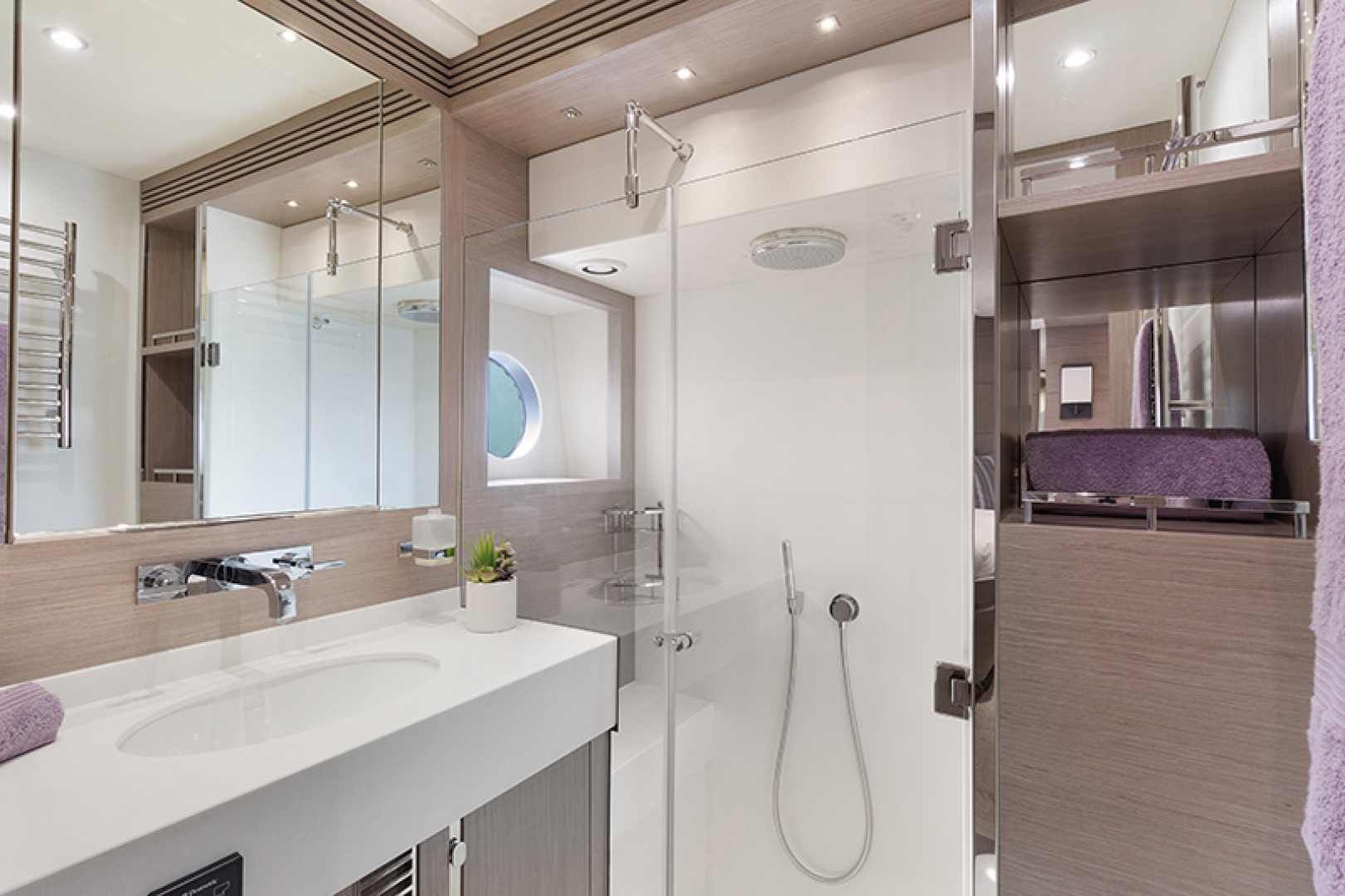 Sunseeker-Sport Yacht 68 2015-LONG WAY ROUND Puerto Sotogrande-Spain-Guest Bath-1137352 | Thumbnail