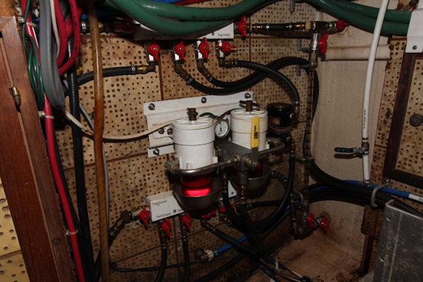 CHB-Krogen 42 1982-Magic Dragon Edgewater-Maryland-United States-Fuel Manifold And Filters With Vacuum Gauge-1183437