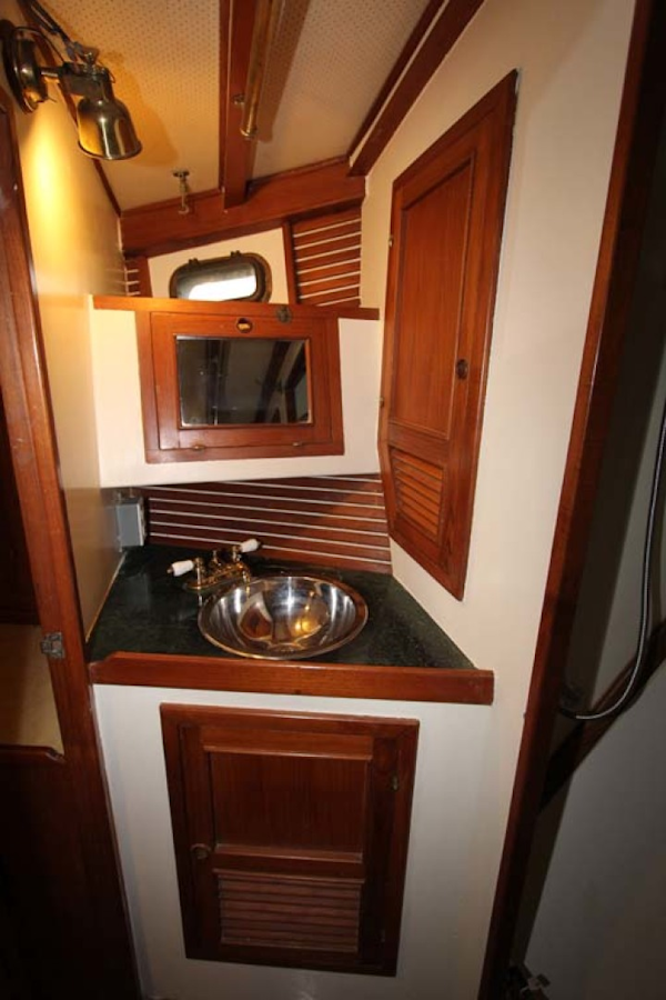 CHB-Krogen 42 1982-Magic Dragon Edgewater-Maryland-United States-Guest Head Sink-1183386