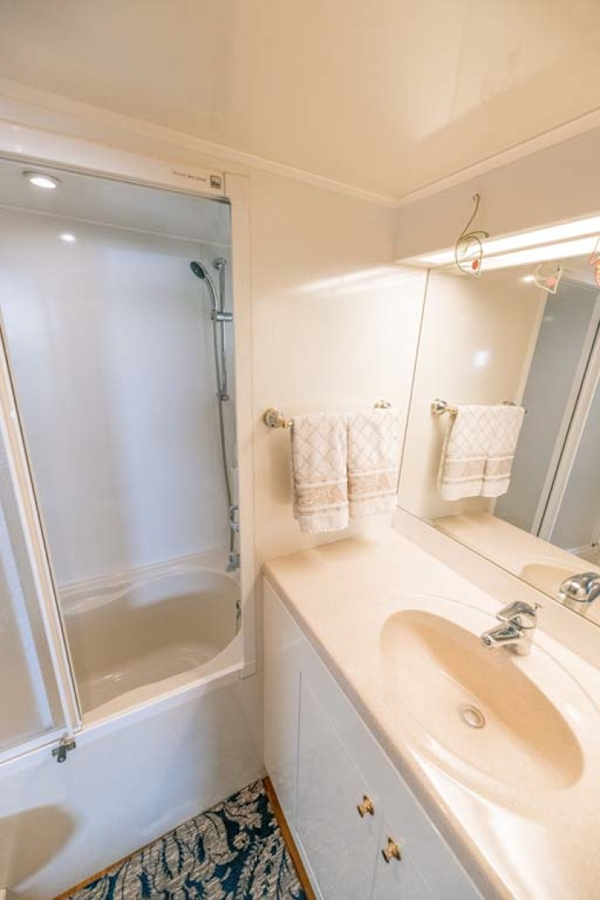 Jefferson-61 MarQuessa 2001-NAUTI SEAHORZE Jupiter-Florida-United States-Master Stateroom En Suite Head Shower Tub-1242924