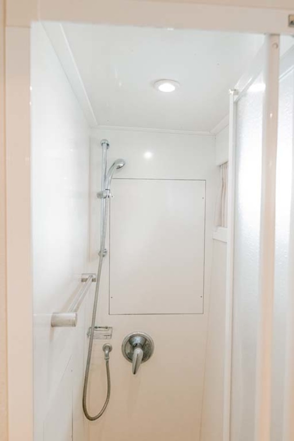 Jefferson-61 MarQuessa 2001-NAUTI SEAHORZE Jupiter-Florida-United States-Guest Head Shower-1242910