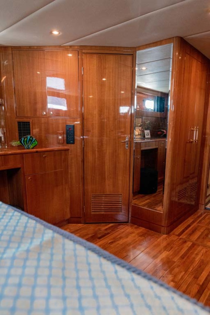 Jefferson-61 MarQuessa 2001-NAUTI SEAHORZE Jupiter-Florida-United States-Master Stateroom Forward Walk In Closet-1242920 | Thumbnail