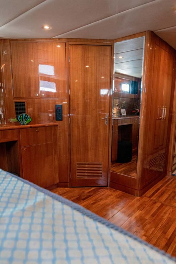 Jefferson-61 MarQuessa 2001-NAUTI SEAHORZE Jupiter-Florida-United States-Master Stateroom Forward Walk In Closet-1242920