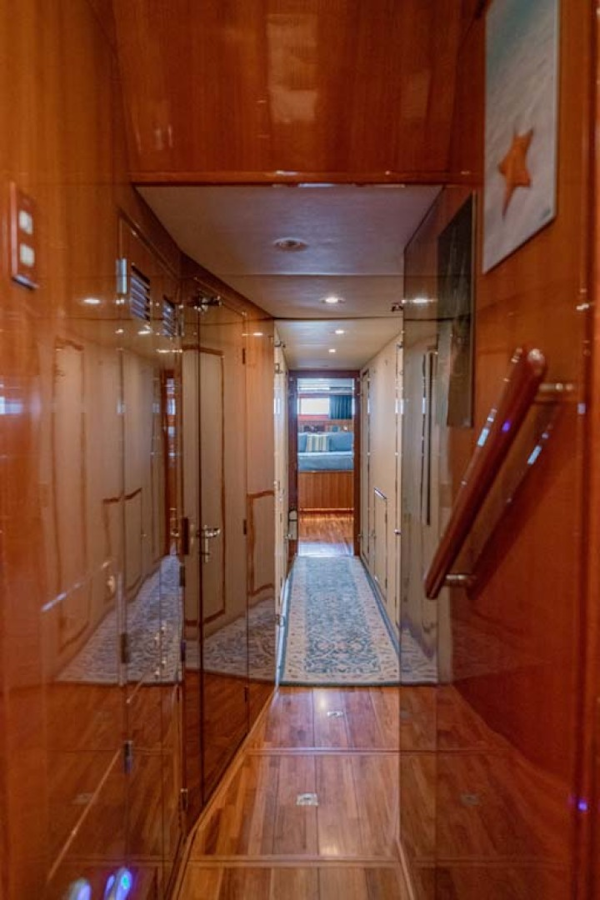 Jefferson-61 MarQuessa 2001-NAUTI SEAHORZE Jupiter-Florida-United States-Passageway To Master Stateroom-1242904