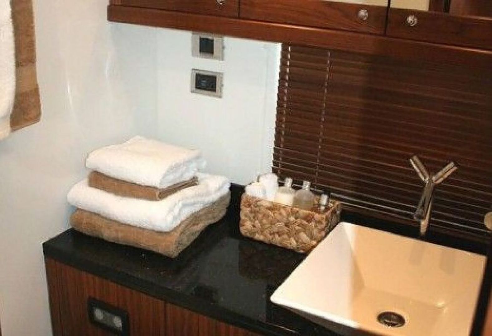 Sunseeker-Manhattan 2006-Pura Vida Rhodes-Greece-1275299 | Thumbnail
