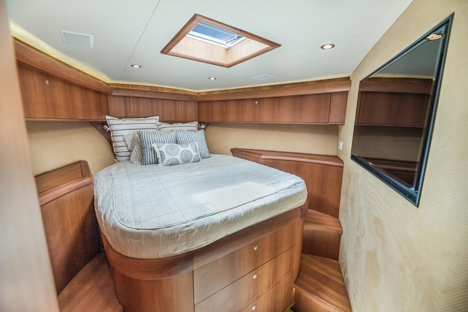 F&S-Custom Carolina with Seakeepers 2013-Epiphany Key Largo-Florida-United States-Forward Stateroom-1447410 | Thumbnail