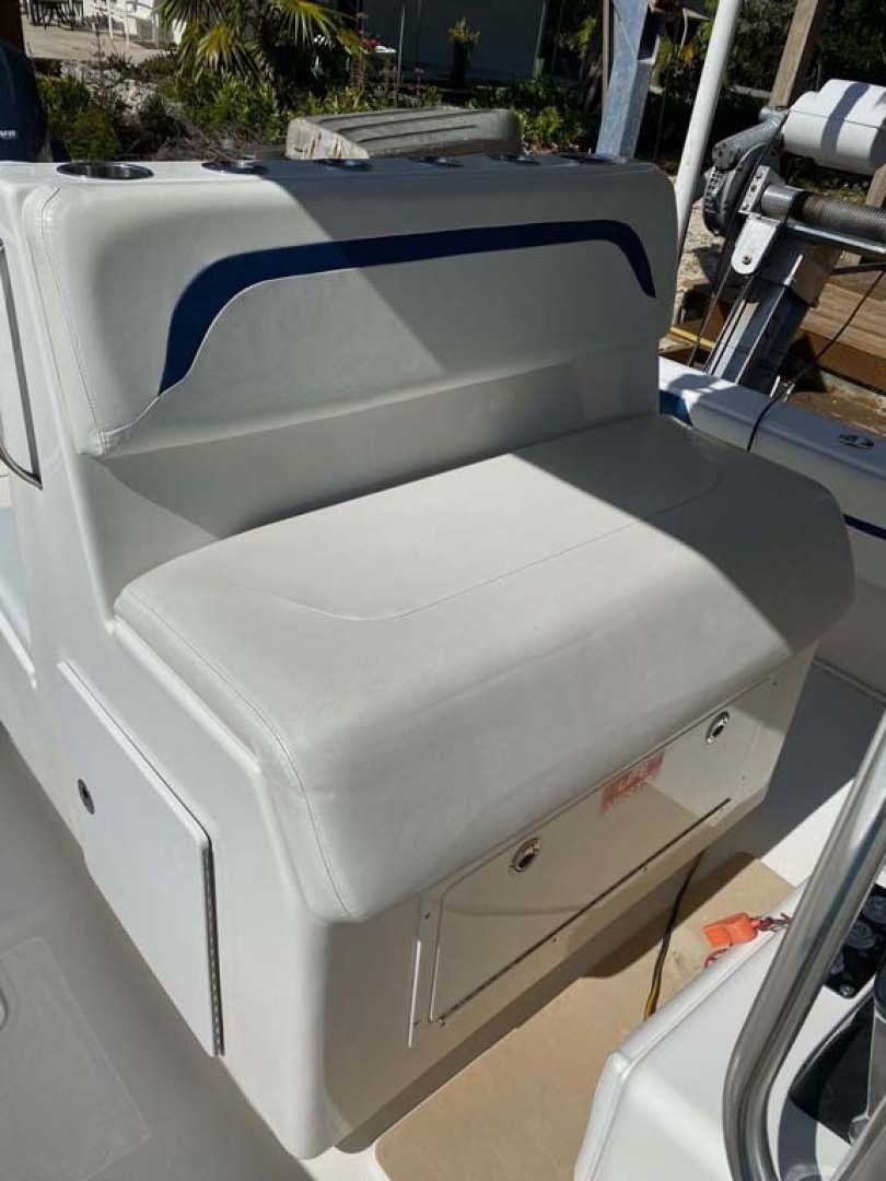 Invincible-Center Console 2009 -Key largo-Florida-United States-Helm Seat-1319603 | Thumbnail