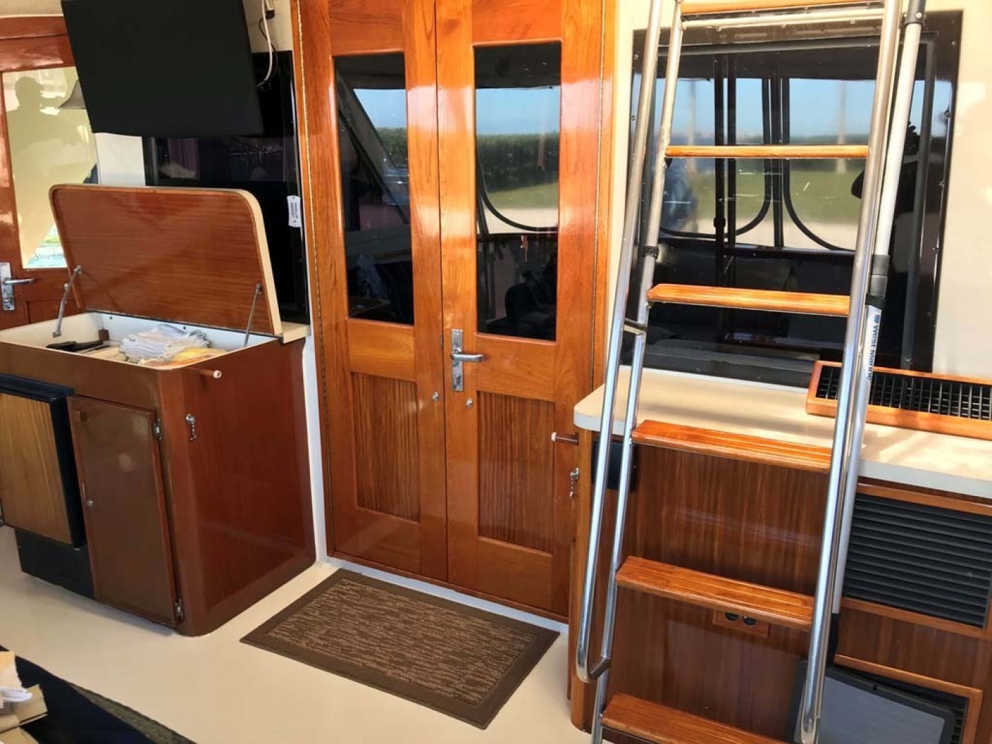 Hatteras-53 Classic Motor Yacht 1984 -Jensen Beach-Florida-United States-Aft Deck Forward-1321252 | Thumbnail