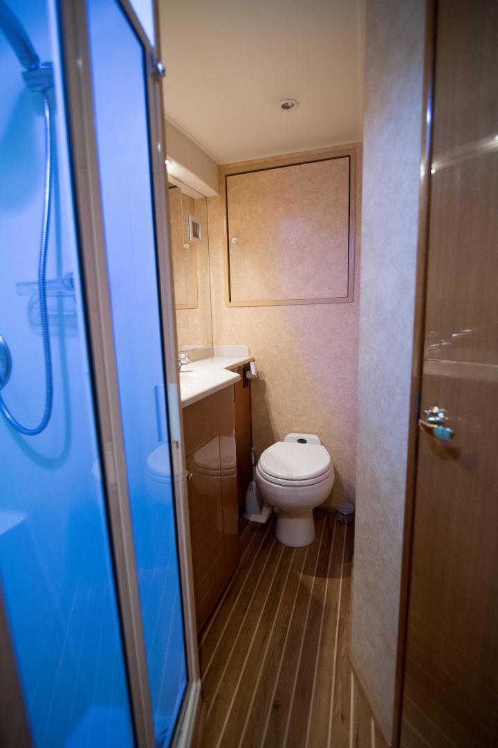 Viking-50 Express 2001-Tiger Six Bahamas-Viking 50  Tiger Six  Viking 50  Tiger Six  Guest Head-1327377 | Thumbnail