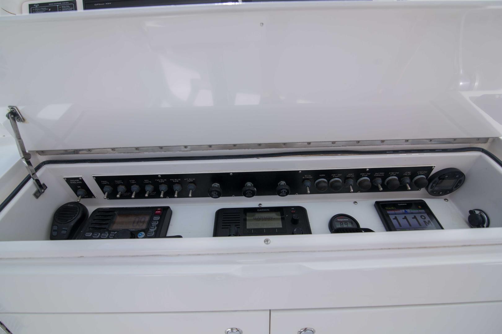 Viking-50 Express 2001-Tiger Six Bahamas-Viking 50  Tiger Six  Helm-Electronics-1327388 | Thumbnail