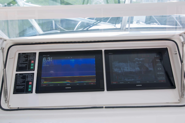 Viking-50 Express 2001-Tiger Six Bahamas-Viking 50  Tiger Six  Helm-Electronics-1327389