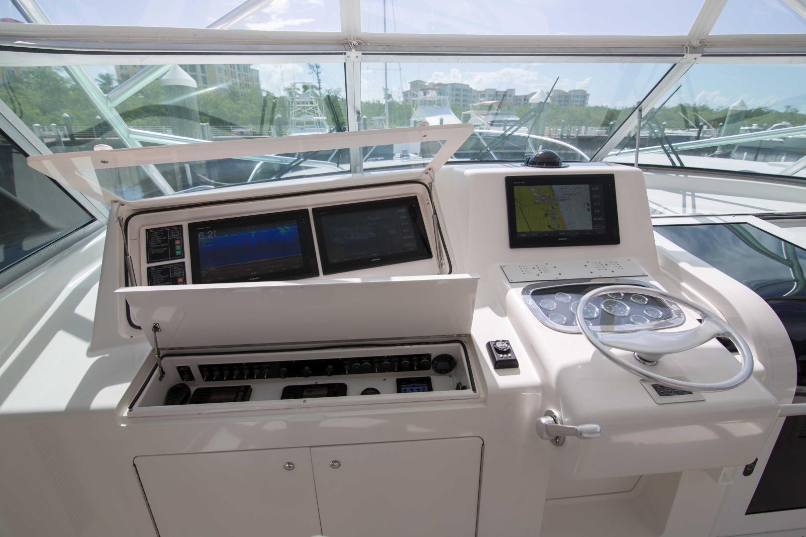 Viking-50 Express 2001-Tiger Six Bahamas-Viking 50  Tiger Six  Helm-Electronics-1327387 | Thumbnail
