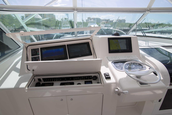 Viking-50 Express 2001-Tiger Six Bahamas-Viking 50  Tiger Six  Helm-Electronics-1327387