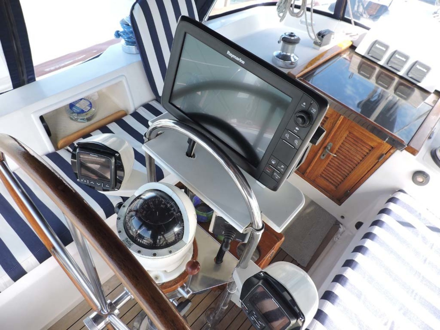 Tayana-48 1995-Lady Jennili Cape Canaveral-Florida-United States-Cockpit Helm Electronics-1350695 | Thumbnail