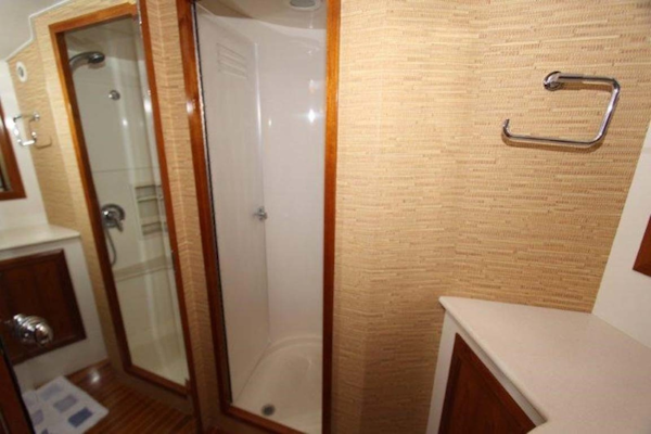 Donzi-R 58 Express 2004-Kaarmaa Stuart-Florida-United States-Head and Shower-1354520