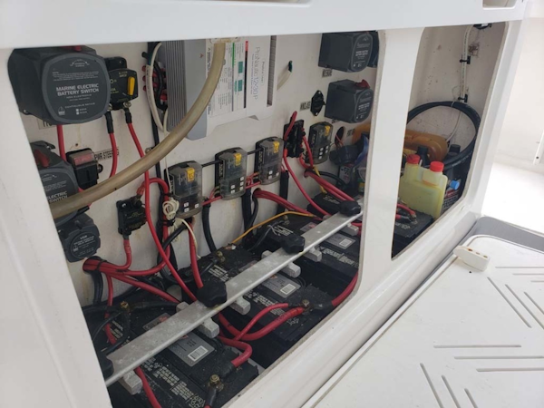 Everglades-350 CC 2011-Sea Predator Palm Beach Gardens-Florida-United States-Battery Switches And Batteries-1359630