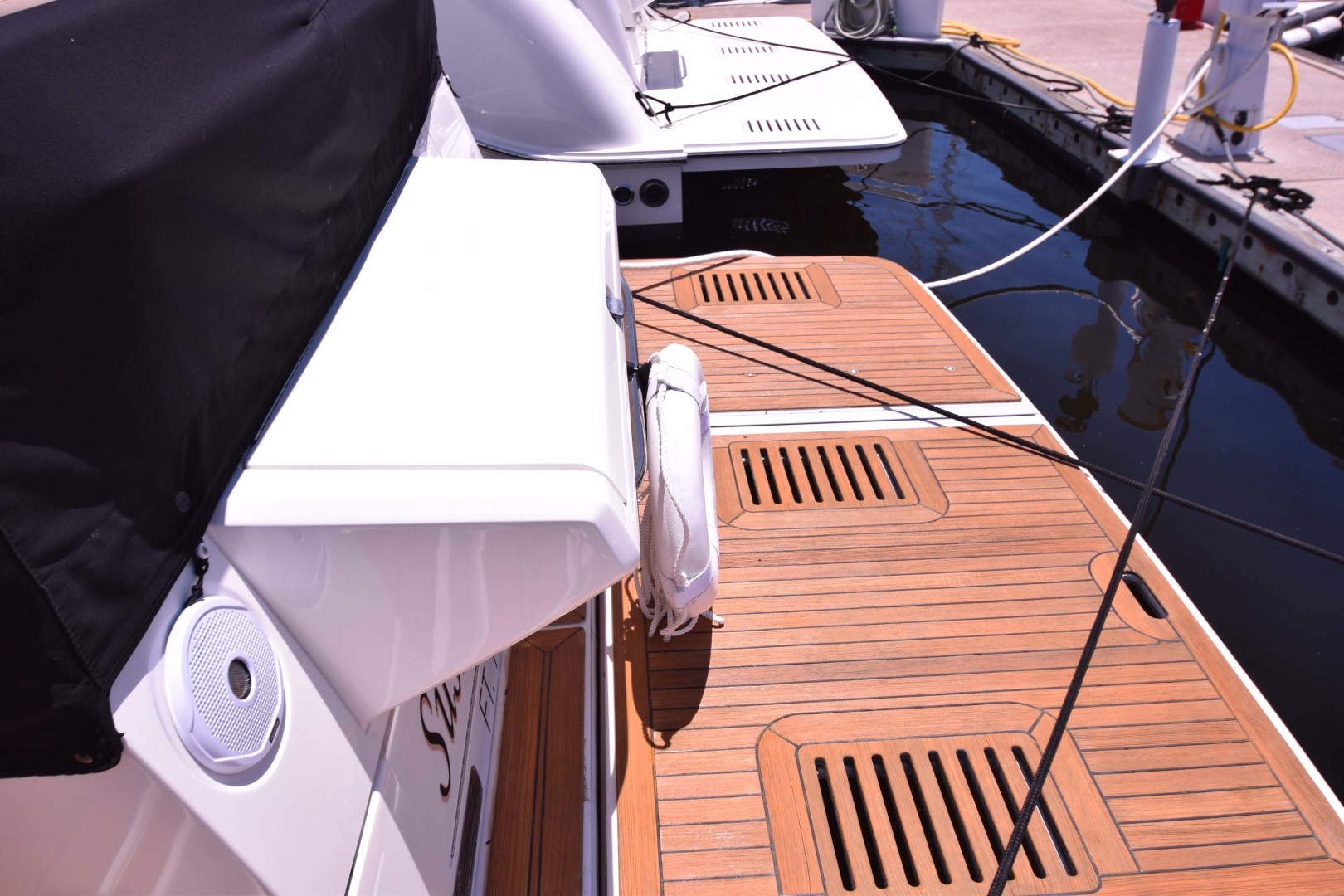 Sea Ray-460 Sundancer 2017-Susanne Marie 4 Fort Myers-Florida-United States-Teak Platform View From Dock-1403773 | Thumbnail