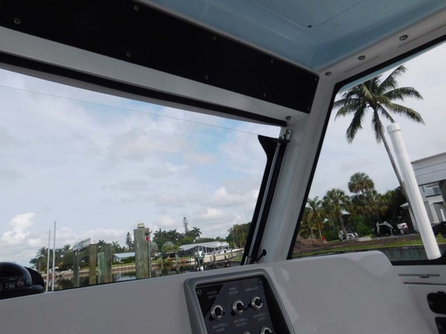 Everglades-325 CC 2012-Island Time Stuart-Florida-United States-Hydraulic Window-1414785 | Thumbnail