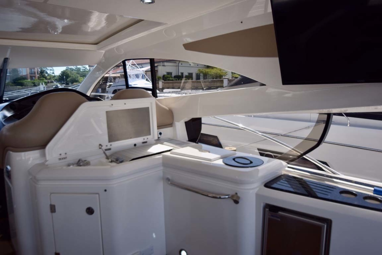 Sunseeker-Predator 2003-Low Profile PALM BEACH-Florida-United States-Wet Bar Overview-1576380 | Thumbnail
