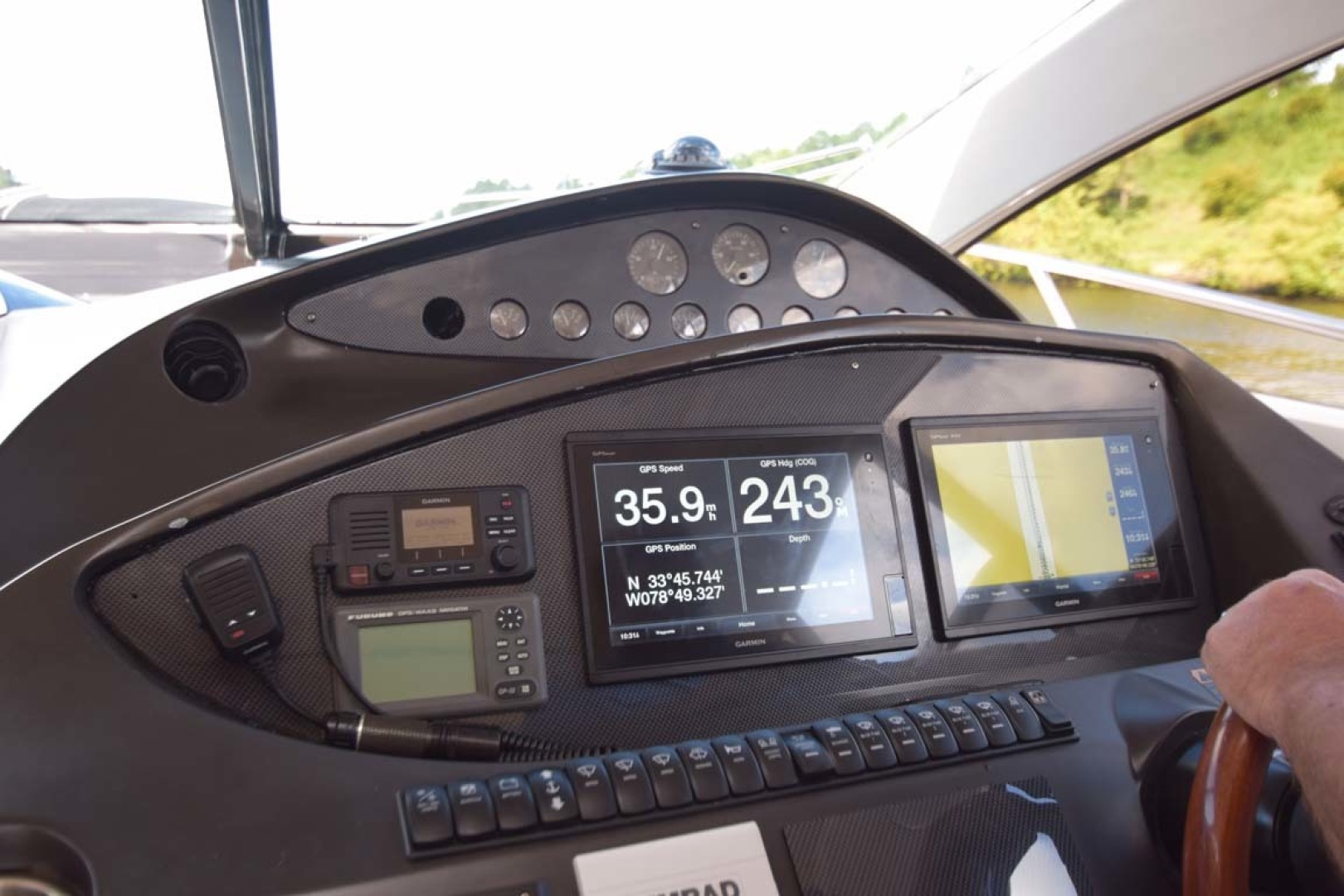 Sunseeker-Predator 2003-Low Profile PALM BEACH-Florida-United States-Helm Overview-1576373 | Thumbnail