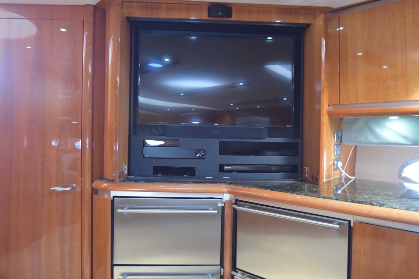 Sunseeker-Predator 2003-Low Profile PALM BEACH-Florida-United States-Flat Screen TV-1576333 | Thumbnail