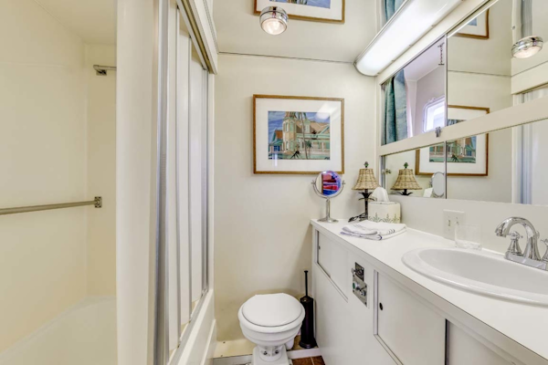 Hatteras-Motor Yacht 1985-Ruffian North Palm Beach-Florida-United States-Master Stateroom Head-1463645