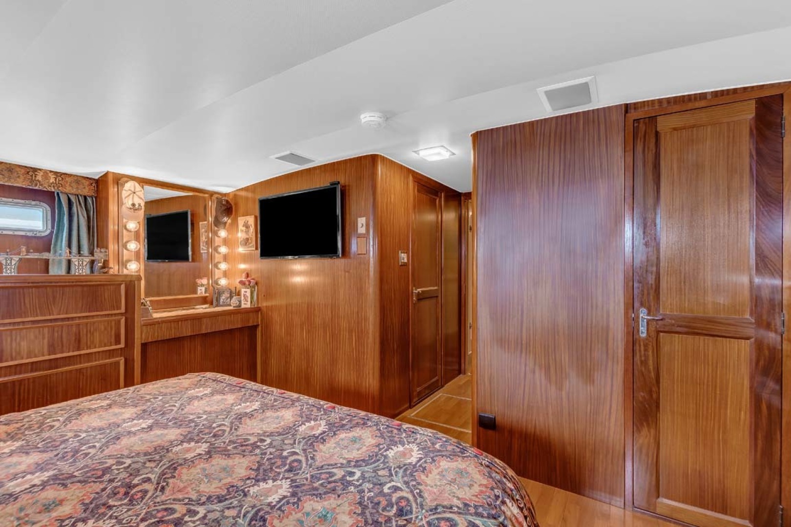 Hatteras-Motor Yacht 1985-Ruffian North Palm Beach-Florida-United States-Master Stateroom TV-1463644 | Thumbnail
