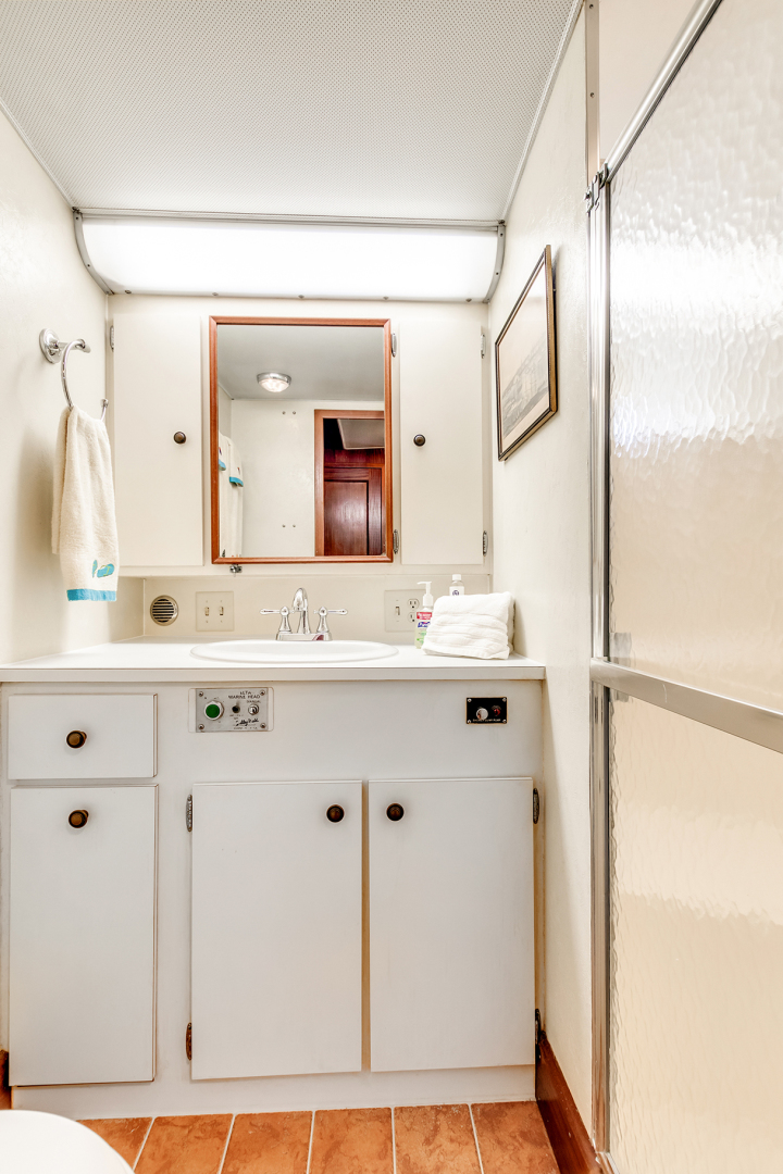 Hatteras-Motor Yacht 1985-Ruffian North Palm Beach-Florida-United States-RUFFIAN Crew Guest EnSuite Head-1470911 | Thumbnail