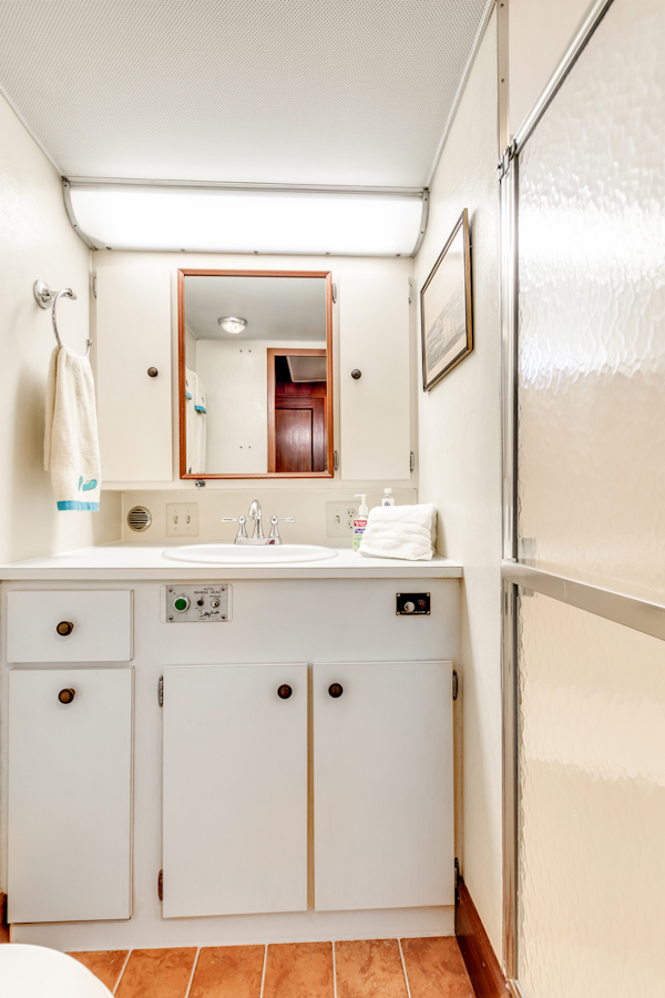 Hatteras-Motor Yacht 1985-Ruffian North Palm Beach-Florida-United States-RUFFIAN Crew Guest EnSuite Head-1470911