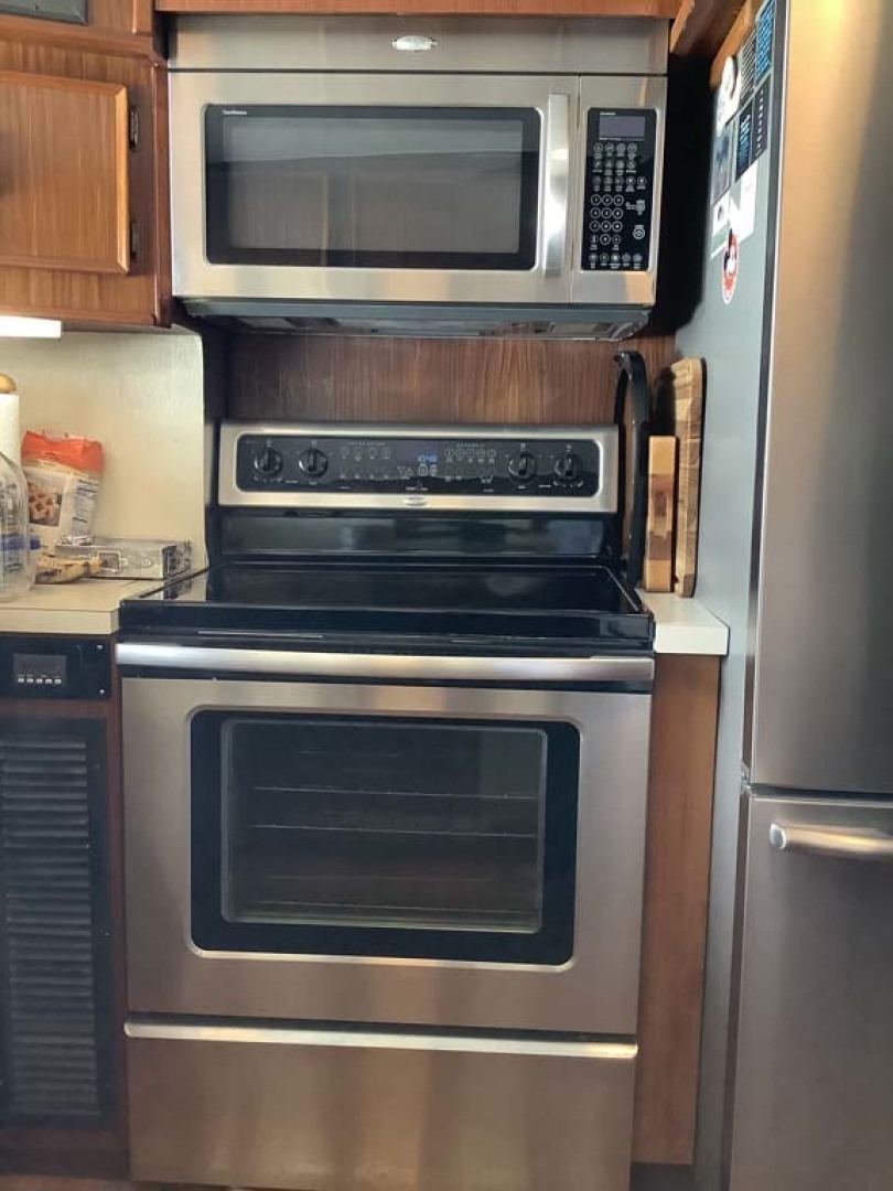 Hatteras-Motor Yacht 1985-Ruffian North Palm Beach-Florida-United States-Stove and Microwave-1463631 | Thumbnail