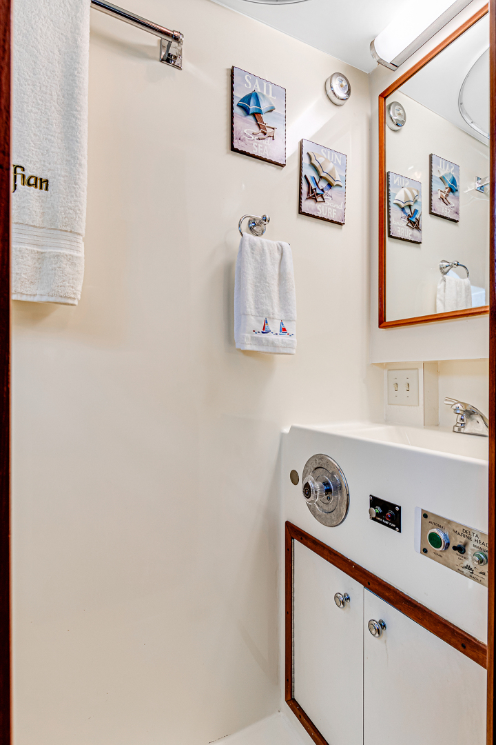 Hatteras-Motor Yacht 1985-Ruffian North Palm Beach-Florida-United States-RUFFIAN Guest Twin EnSuite Head Partial-1470913 | Thumbnail