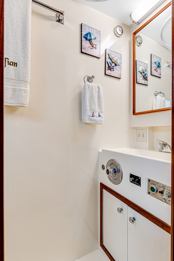 Hatteras-Motor Yacht 1985-Ruffian North Palm Beach-Florida-United States-RUFFIAN Guest Twin EnSuite Head Partial-1470913