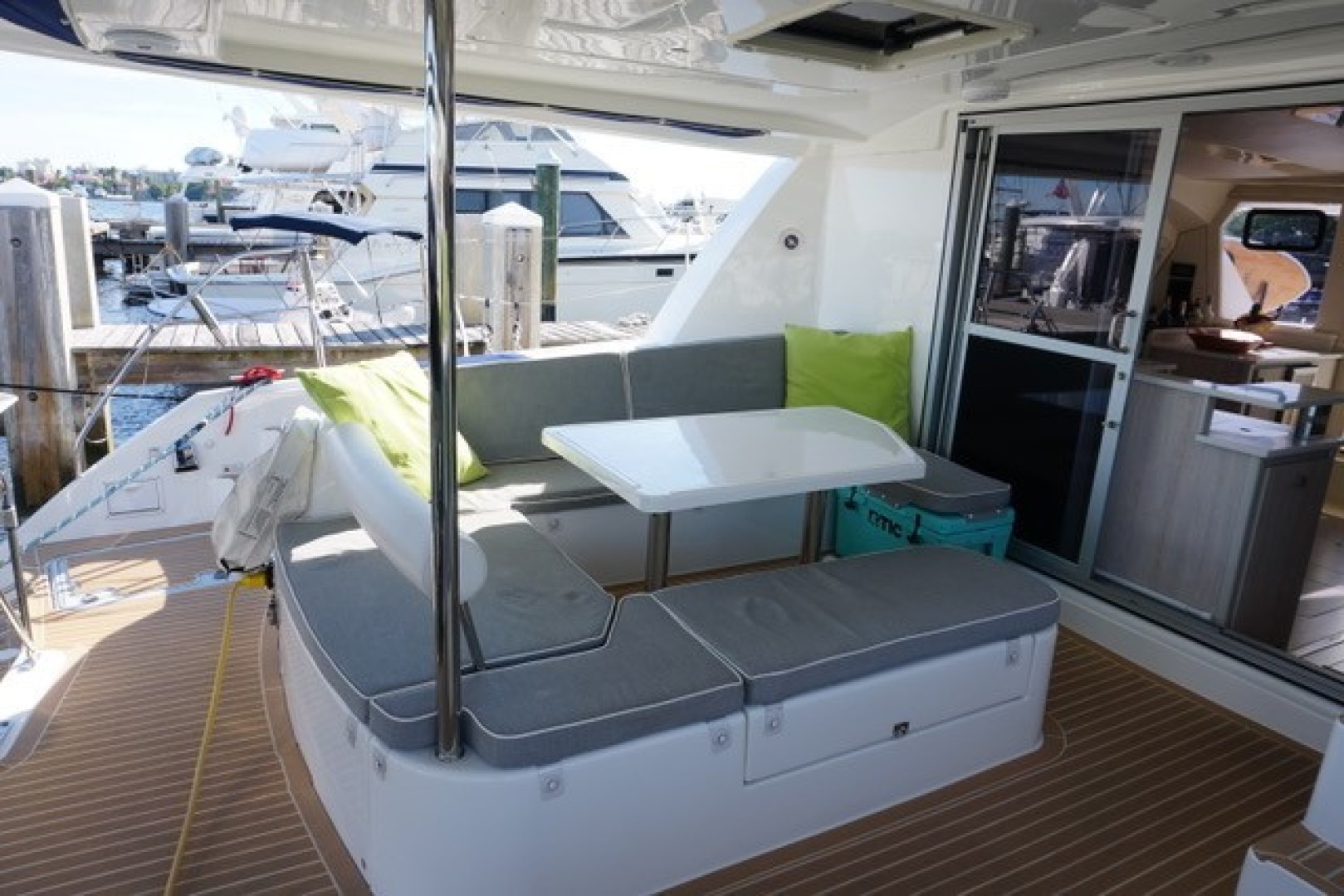 Leopard-44 2016-Grateful Fort Lauderdale-Florida-United States-Aft Deck Dining To Port-1471286 | Thumbnail