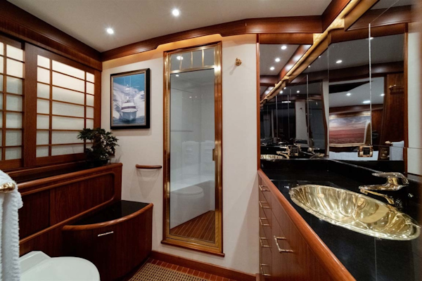 Jim Smith-Convertible Sportfish 2006-Silky Palm Beach-Florida-United States-Head and Shower-1517006