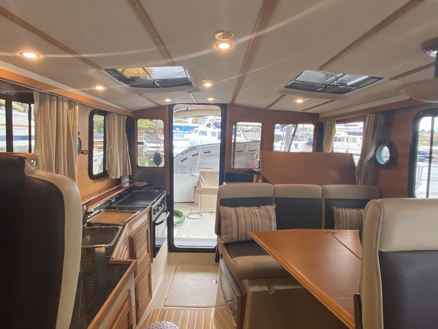 Ranger Tugs-31-S 2014-Aventura Seattle-Washington-United States-Salon Looking Aft-1562691 | Thumbnail