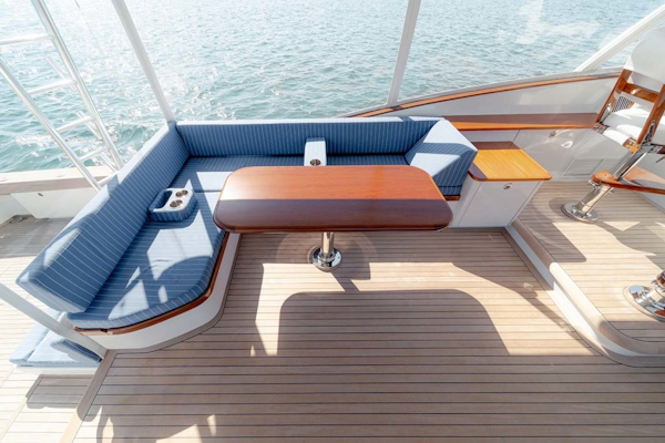 Jim Smith-Walkaround Express 2018-Eurybia North Palm Beach-Florida-United States-Portside Teak Table with 90 Degree Angle Seating-1573734