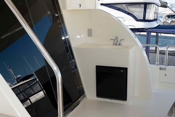 Hampton-60 Motor Yacht 2007-Family Biz Mount Pleasant-North Carolina-United States-Wet Bar with Sink and Refrigerator-1600117