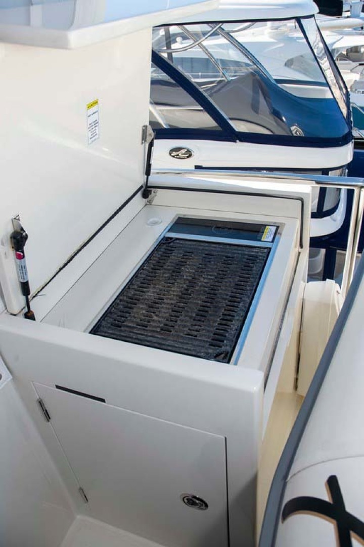 Hampton-60 Motor Yacht 2007-Family Biz Mount Pleasant-North Carolina-United States-BBQ Grill-1600111 | Thumbnail