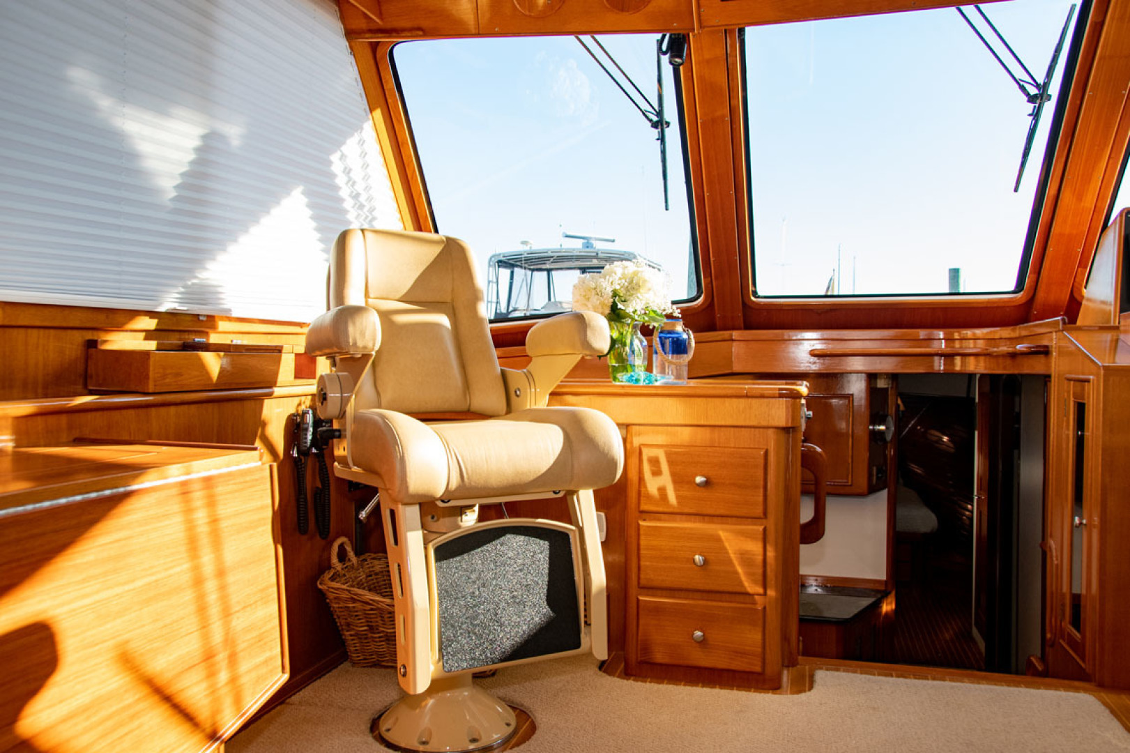 Grand Banks-Eastbay 54SX 2003-Next Adventure Warwick-Rhode Island-United States-Salon  Port Fwd-1605646 | Thumbnail