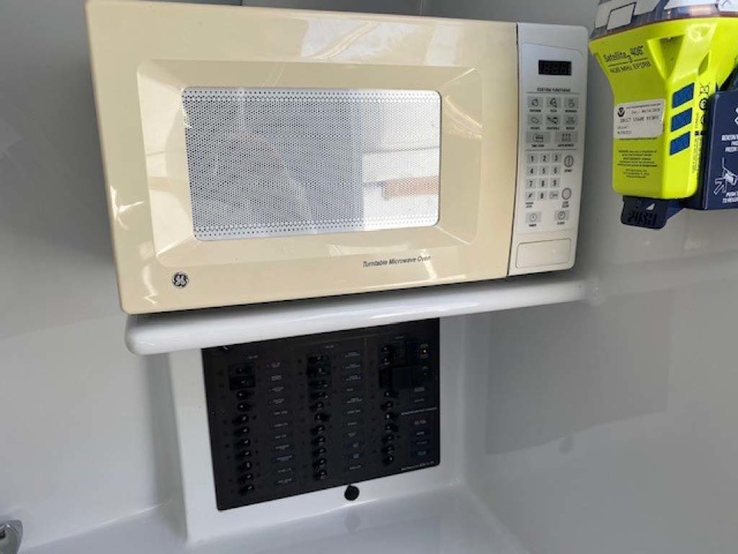 L&H-Walkaround Express 2007-Ruthless Key Largo-Florida-United States Microwave And Switches-1616360 | Thumbnail