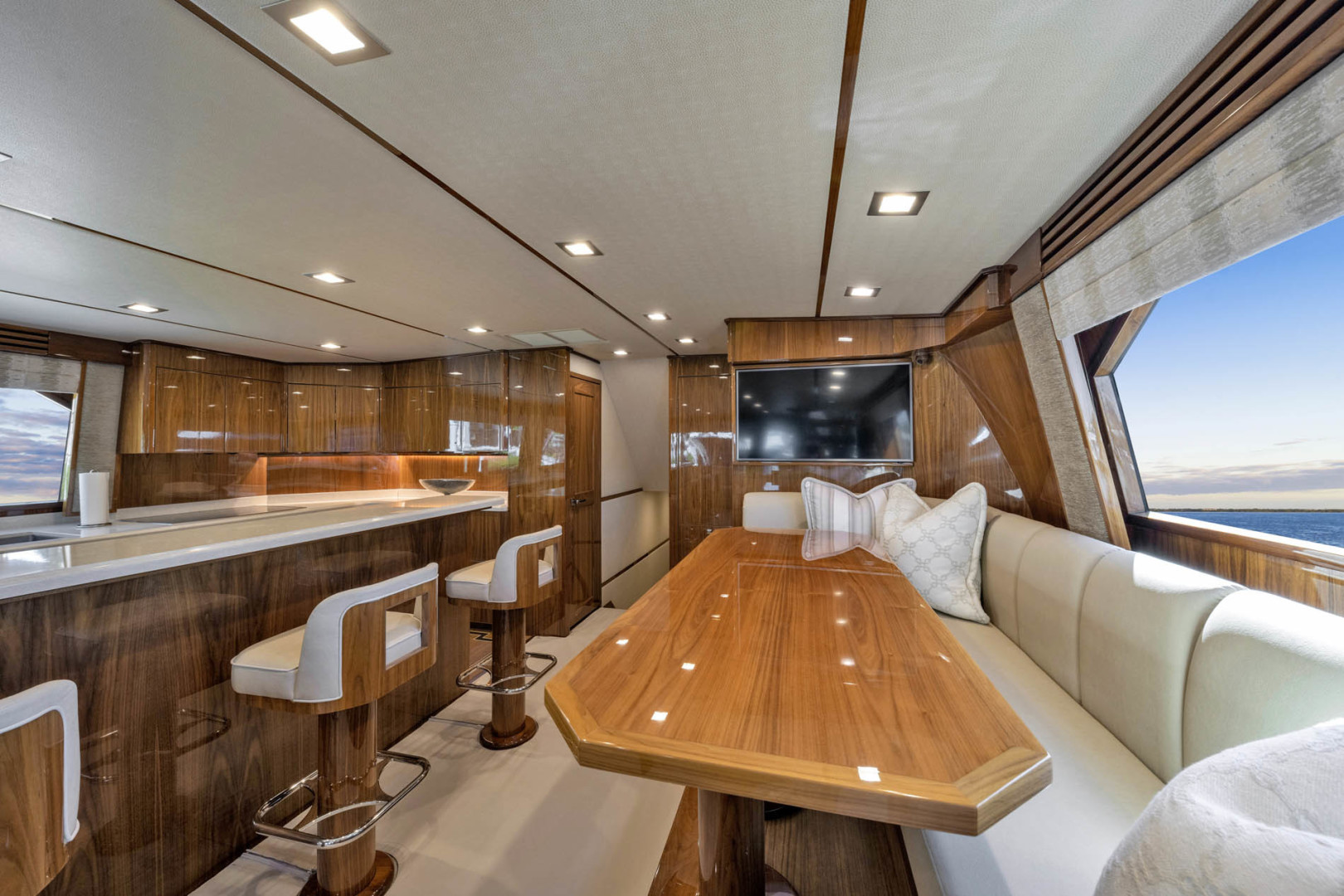 Viking-80 Convertible 2018-HUMDINGER Cape Cod-Massachusetts-United States-40 TV Above Dinette-1641478 | Thumbnail