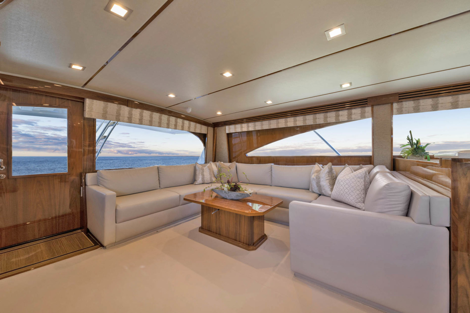 Viking-80 Convertible 2018-HUMDINGER Cape Cod-Massachusetts-United States-Salon Sofa-1641470 | Thumbnail